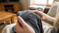 Tシャツの小さな穴を縫わずに補修する方法、接着ウェブとアイロンで1分仕上げ