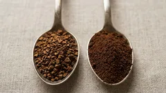 インスタントコーヒーとドリップコーヒー：本当に目覚めを早めるのはどちらか