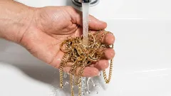 指輪の輝きと清潔さを取り戻す：ジュエリーを簡単に掃除する方法